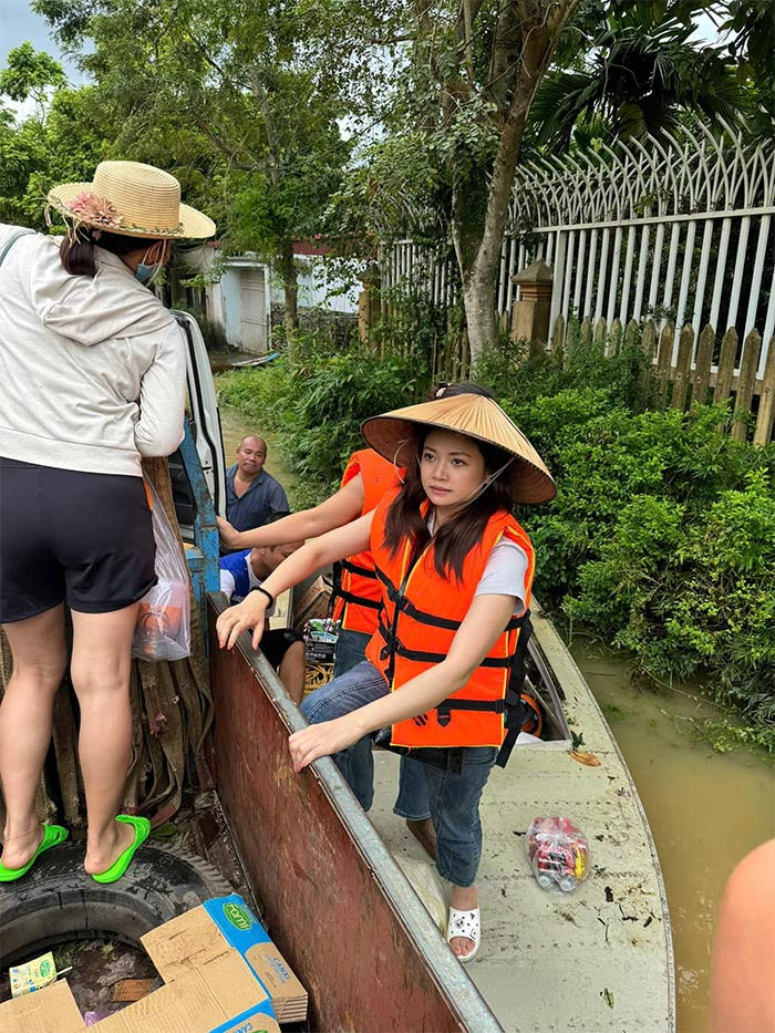 Với các địa điểm đang bị cô lập bởi lũ, nữ diễn viên di chuyển bằng xuồng máy do chính quyền địa phương sắp xếp để đưa hàng cứu trợ vào từng nhà. (Ảnh: FB Kiều Anh)