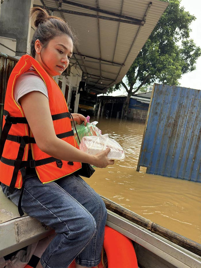 Khi xảy ra lũ lụt ở các tỉnh phía Bắc, Kiều Anh đã bắt tay vào việc kêu gọi mọi người chung tay và thu mua những nhu yếu phẩm cần thiết cho người dân vùng lũ. (Ảnh: FB Kiều Anh)