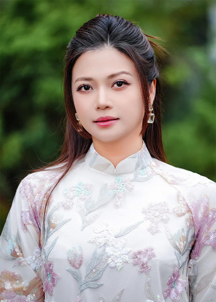 Năm 2004, Kiều Anh vào biên chế hoạt động tại Nhà hát Ca múa nhạc Việt Nam, làm nhiệm vụ tiếp đón lãnh đạo nước ngoài. Từ năm 2011, cô chuyển sang đảm nhiệm đạo diễn sân khấu cho cơ quan này. (Ảnh: FB Kiều Anh)