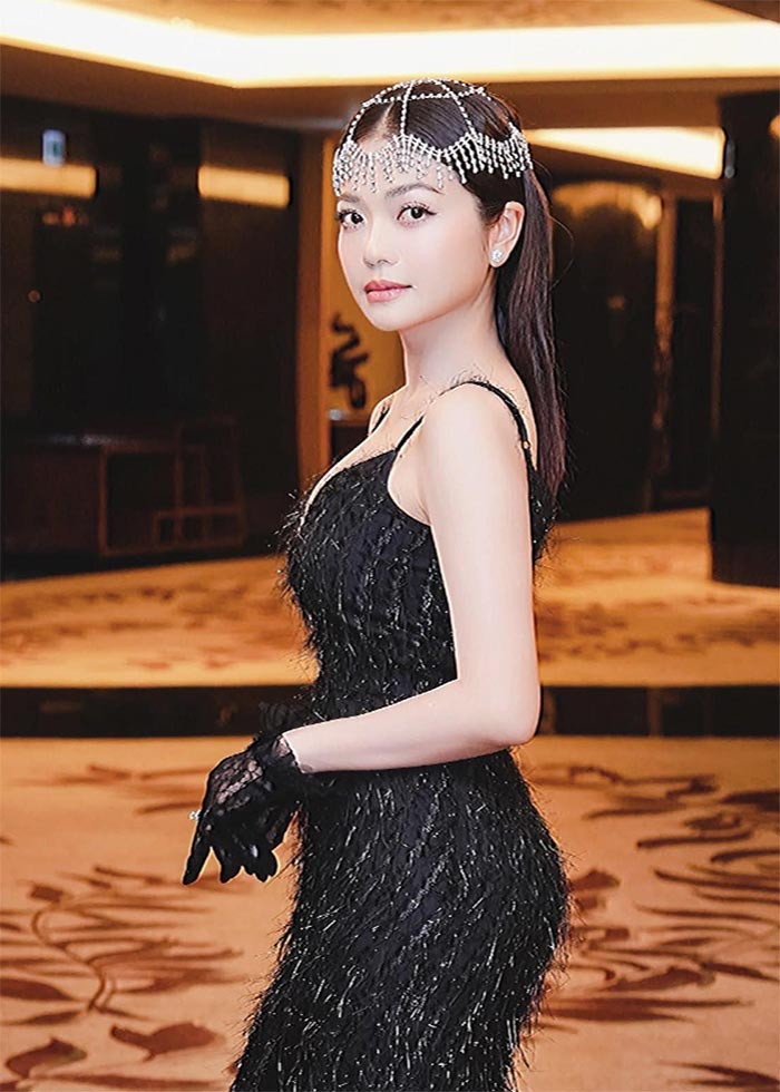Với vai Phương trong "Gia đình mình vui bất thình lình" Kiều Anh nhận giải Diễn viên nữ ấn tượng VTV Award. Cô từng đạt 5 huy chương vàng trong các đợt Liên hoan Ca, Múa, Nhạc chuyên nghiệp toàn quốc, Hội thi biểu diễn múa và âm nhạc dân tộc toàn quân. (Ảnh: FB Kiều Anh)