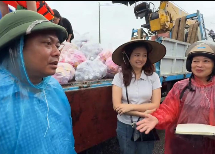 Nữ diễn viên "Gia đình mình vui bất thình lình" còn đích thân về tận những nơi lũ lụt ở Thái Nguyên, Tuyên Quang để trao đồ cứu trợ cho mọi người. (Ảnh: FB Kiều Anh)