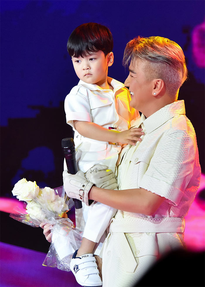Tối 2/10/2022, trong live concert The Portrait, ca sĩ Đàm Vĩnh Hưng thu hút sự chú ý khi anh lần đầu công khai con trai ruột của mình - bé Polo Huỳnh.