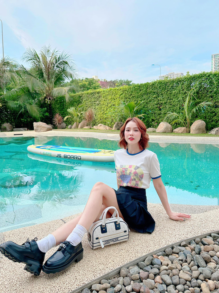 Trong một buổi đi chơi golf, Sam khoe khéo chiếc túi Dior Vibe Zip, có giá gần 100 triệu đồng. Ảnh: FBNV