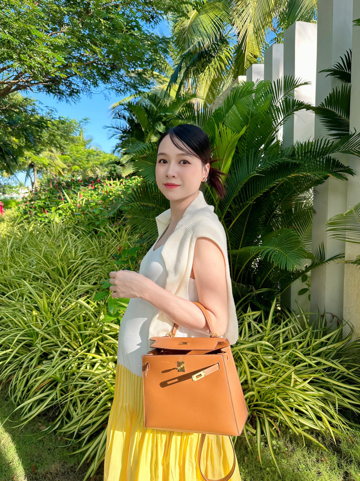 Cô sở hữu chiếc túi Hermes Kelly màu nâu, phiên bản khóa vàng, trị giá hơn 876 triệu đồng. Ảnh: FBNV