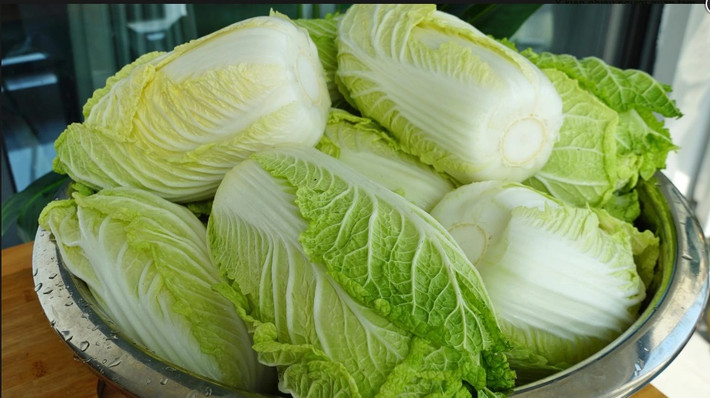 5. Salad cải thảo. Cải thảo là loại rau xanh có nhiều vitamin, chất xơ, chứa nhiều nước, giúp bổ sung nước cho người uống rượu bia. Với món salad cải thảo, bạn cần rửa sạch, cắt thành sợi dài nhỏ, thêm vào một chút giấm, đường trắng, trộn đều để ngâm 10 phút sau đó lấy ra ăn. Món salad cải thảo này có mùi vị vừa ngọt, vừa chua, mát lại giúp tinh thần tỉnh táo, giải rượu. Ảnh: Toutiao.