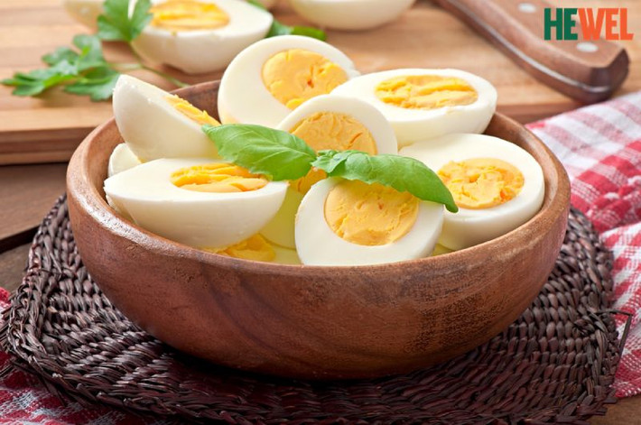 3. Trứng. Có cách chế biến đơn giản không kém món cháo trắng, trứng cũng được xem là một trong những món ăn giải rượu hiệu quả bậc nhất. Bởi trong trứng có chứa các axit amin giúp giải độc tố của rượu, giảm thiểu đau đầu, ớn lạnh. Bạn có thể ăn trứng luộc, trứng rán hoặc salad trứng và rau củ quả. Ảnh: Hewel.