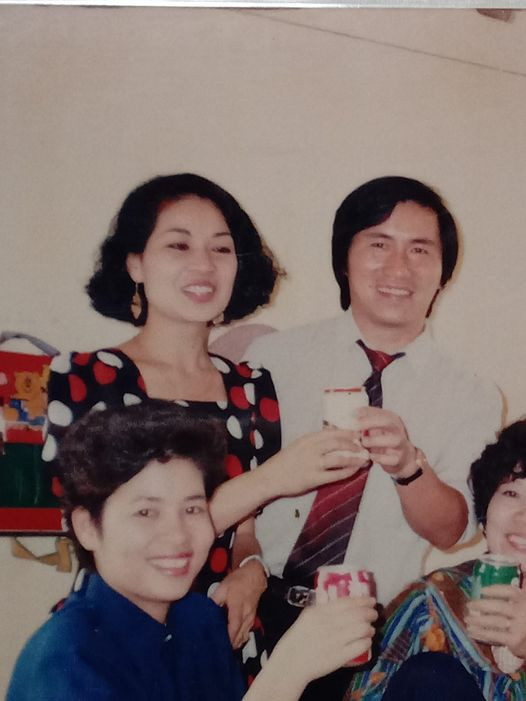 Trên trang cá nhân cách đây chưa lâu, nghệ sĩ Minh Phương chia sẻ bức ảnh chụp năm 1995, lưu lại khoảnh khắc ngày gia đình ông xã Phó Đức Hiệp về Kim Bôi (Hòa Bình) hỏi xin bà về nhà họ Phó.