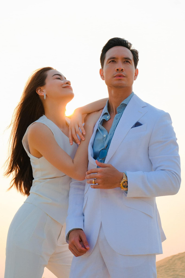 Khác với những hình ảnh trẻ trung, năng động thường thấy, trong bộ ảnh lần này, cặp đôi "lên đồ" sang trọng, lịch lãm, toát lên khí chất quyền lực và đầy thu hút.