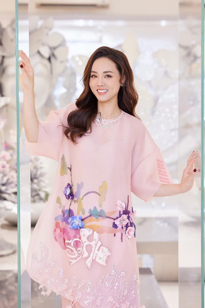 Ngọc Hà - vợ NSND Công Lý - đăng ảnh đẹp với chú thích: "Chào tháng Sáu".