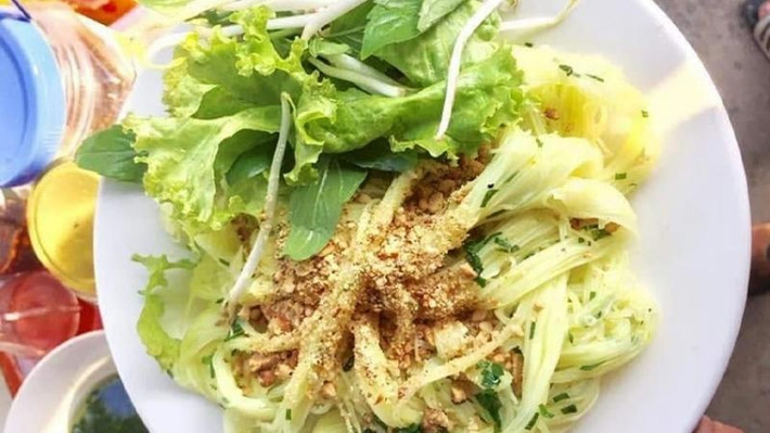 Bánh dây là một trong những món bánh mà du khách không nên bỏ qua khi du lịch Quy Nhơn. Món ăn này có nguyên liệu chính là bột gạo, dầu hẹ, đậu phộng rang giã nhỏ, thịt xay và nước chấm đặc trưng, du khách dễ dàng bắt gặp ở nhiều nơi.