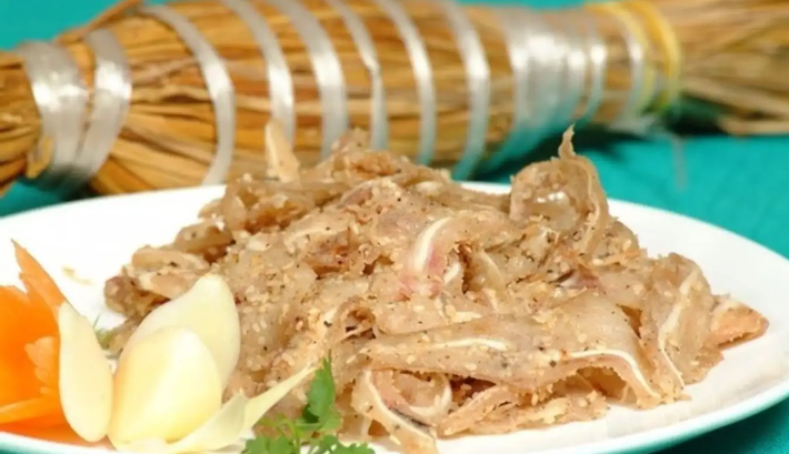Chả tré rơm nằm trong danh sách ẩm thực Quy Nhơn nhất định phải thử. Món có thành phần nguyên liệu đơn giản và phổ biến như tai, thịt đầu heo, mè, thính gạo, tỏi và tiêu đen,... Người làm chả đã gói chúng thành bó, tạo nên một đặc sản Quy Nhơn nổi tiếng.