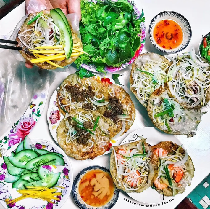 Bánh xèo tôm nhảy là đặc sản Quy Nhơn ai cũng nên thử. Phần bánh vàng ươm, giòn rụm với tôm tươi và giá đỗ bên trong. Món ăn này sẽ ăn kèm với xoài chua, muối, khế cùng rau sống và bánh đa khiến món ăn đủ vị.