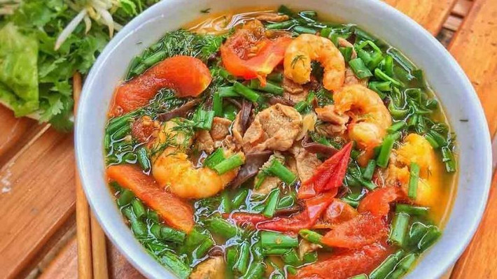 Bún tôm Châu Trúc là món bún nổi tiếng nhưng mang hương vị dân dã, đặc trưng của mảnh đất này. Bún tôm với sợi bún từ bột gạo, tôm và hành. Điều làm nên sự khác biệt chính là tôm được đánh bắt ngay ở đầm Châu Trúc.