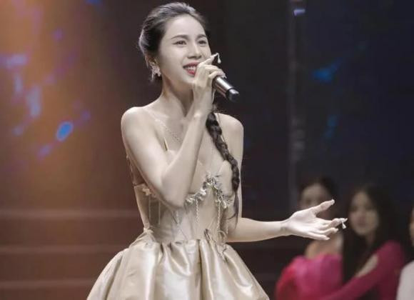 Thủy Tiên vừa có những chia sẻ mới thu hút sự chú ý. Theo đó, Thủy Tiên đăng tải video biểu diễn ca khúc "Từng có người yêu tôi như sinh mệnh". Phía dưới bài đăng, nữ ca sĩ còn viết thêm: "Em đã dặn lòng đừng đau nữa. Đừng cố chấp nhớ một người. Người ta đâu quan tâm em nữa. Em hiểu chưa?".
