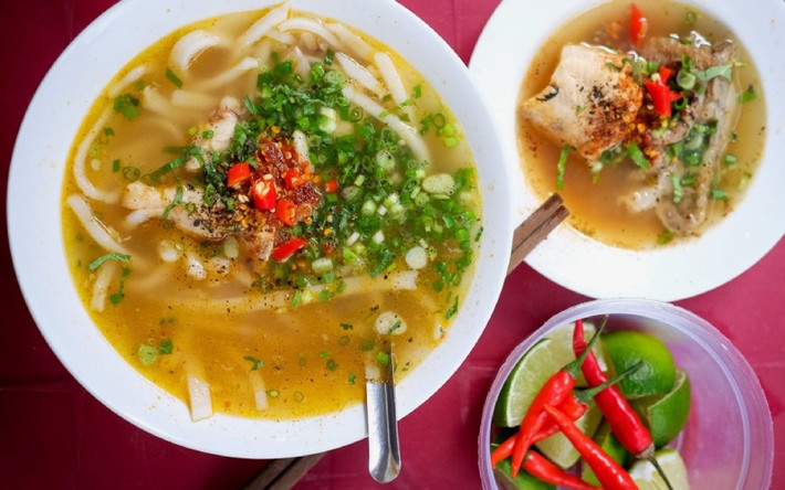 Cháo canh cá lóc là một trong những món đặc sản Quảng Bình được nhiều người ưa chuộng. Sợi bánh canh to, kết hợp cùng nước dùng nóng hổi ngon từ thịt, ngọt từ xương và những miếng cá lóc chiên sơ vàng giòn. Ảnh: Bách hoá Xanh