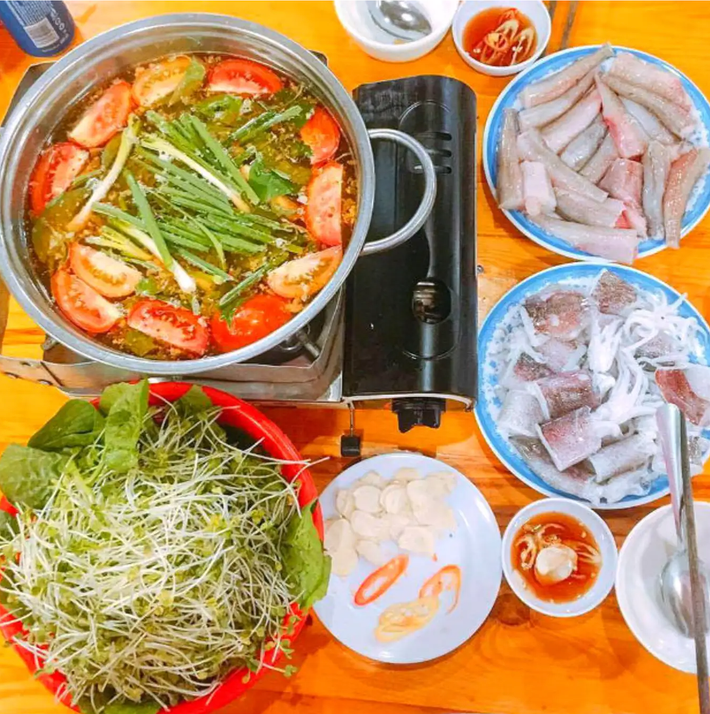 Nhắc đến đặc sản Quảng Bình phải kể đến món lẩu cá khoai. Cá khoai tươi kết hợp với nước lẩu cá chua chua, ngọt ngọt từ các loại rau củ tự nhiên mang lại hương vị khó quên cho du khách. Ảnh: @khamphavietnam