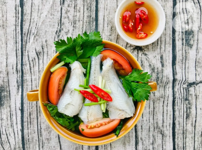Cá khoai là một loại cá đặc sản của vùng sông nước Trà Vinh. Cá khoai có thịt chắc, ngọt, thường được chế biến thành nhiều món ăn ngon như kho, cá khoai nấu ngót, cháo cá khoai,...Ảnh: @afamily