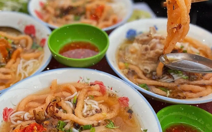 Bún suông hay còn gọi bún đuông, khá nổi tiếng và được biết đến là đặc sản Trà Vinh nức tiếng. Bún được ăn cùng chả tôm, giò heo cùng các loại rau sống. Ảnh: @phunuvietnam