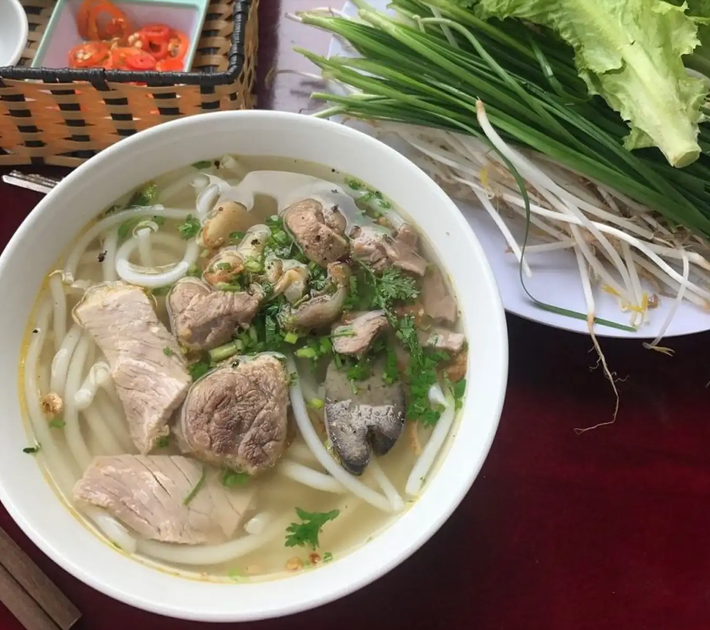 Bánh canh Bến Có là một trong những đặc sản nổi tiếng nhất Trà Vinh. Nước hầm xương ngọt thanh được ninh trong nhiều giờ kết hợp với hương vị đặc trưng của rau ngò và tiêu xay. Ảnh: @foodlistvithanh