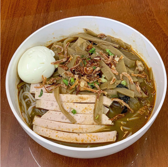 Bún cua thối cũng là đặc sản kén người ăn ở phố núi Pleiku, tỉnh Gia Lai. Với ai lần đầu thưởng thức sẽ không khỏi dè chừng trước món bún cua thối nhưng nếu đã ăn quen thì sẽ cảm nhận được vị ngon đặc trưng.