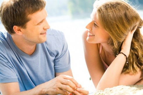 Nghiên cứu tiến hành tại Đại học Y khoa Indiana cho thấy đàn ông chỉ nghe với một bên não, trong khi phụ nữ dùng đến cả hai. Đây không phải là lí do để nói rằng ai có khả năng nghe tốt hơn ai, tuy nhiên nó lại châm thêm lửa vào các tranh luận cho rằng phụ nữ luôn là một người biết lắng nghe hơn.