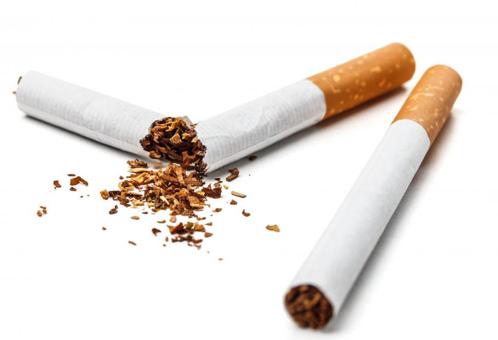 Nicotine. Nicotine là thành phần gây nghiện chủ yếu trong thuốc lá. Khi một người hút thuốc thì nicotine sẽ nhanh chóng được phổi hấp thụ và truyền tới não. Tuy Nutt el al chỉ đánh giá nicotine (chính xác hơn là thuốc lá) ở hạng thứ 12 về mức độ gây nghiện, nhưng với sự phổ biến của mình, nicotine là một loại chất nguy hiểm hơn nhiều.