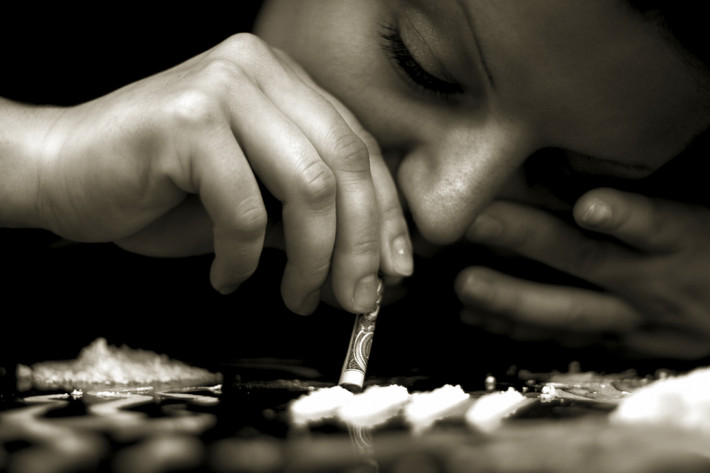 Cocain. Cocaine cản trở trực tiếp khả năng điều khiển dopamine của não bộ, gây ảnh hưởng việc truyền tải thông điệp từ tế bào thần kinh này đến tế bào thần kinh khác.Về bản chất cocaine làm cho tế bào thần kinh không truyền tín hiệu ra ngoài , ảnh hưởng đến hành động của não. Khi thí nghiệm trên động vật, cocaine làm tăng mức dopamine trong não hơn 3 lần so với mức bình thường.