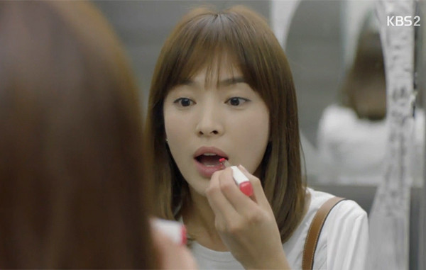 Cây son tông hồng đỏ mà cô sử dụng là Laneige Two-tone Lip Bar được bán với giá 27.9$ (khoảng 640 nghìn đồng).