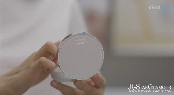 Sản phẩm phấn nền cushion mà Song Hye Kyo sử dụng trong phim mang lại cho người đẹp làn da mịn màng không tỳ vết.