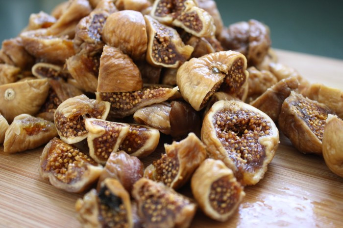 Bài thuốc cụ thể chữa sỏi mật là: mỗi ngày lấy 250gr sung miếng khô đã xao cho vào nồi đổ 4 bát nước đun lấy 1 bát sau đó chia ra uống trong ngày. Phần bã còn lại thì đun nước uống bình thường thay nước hàng ngày.