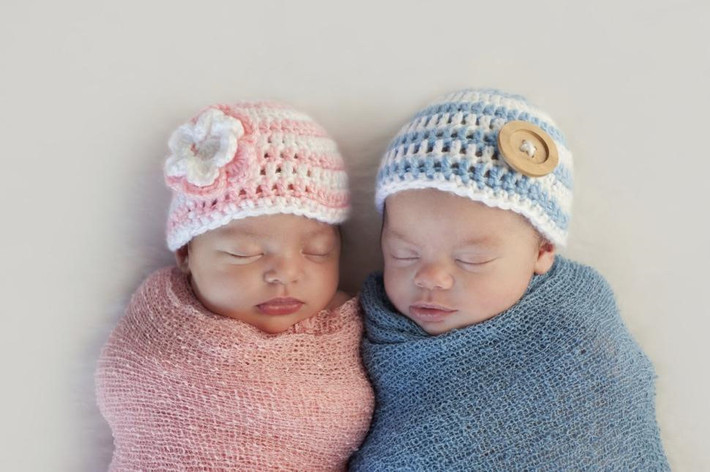 Kết quả xét nghiệm phát hiện chỉ có một bé là con của anh Mạnh, bé kia có tới 9 gene lệch với gene của bố (trong khi thông thường chỉ cần 2 gene lệch là đã được kết luận là không phải cha con). "Người cha sốc không nói lên lời. Anh ngồi lặng thinh rất lâu. Thực ra, bản thân anh đã nghĩ tới việc này và được cảnh báo trước nhưng vẫn không muốn tin vào sự thật đó", bà Nguyễn Thị Nga, giám đốc Trung tâm phân tích ADN và công nghệ di truyền (Hà Nội) cho biết. Ảnh minh họa