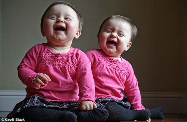 Tuy nhiên, vì thấy một trong hai cậu bé song sinh không giống bản thân, ông này quyết định xét nghiệm ADN cho cả hai đứa. Kết quả xét nghiệm khiến người đàn ông rất bất ngờ. Một trẻ trong cặp song sinh không phải con ông ta. Ảnh minh họa.