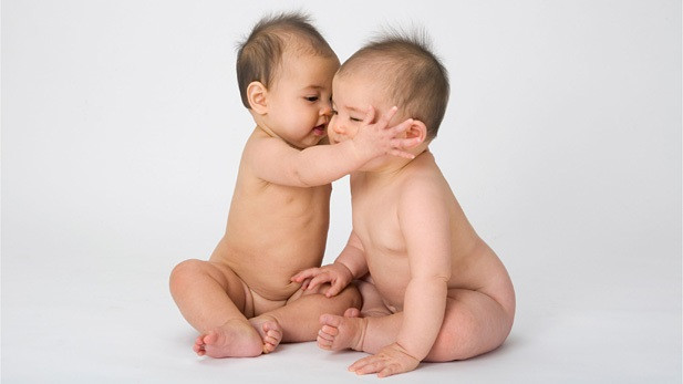 Ngay sau khi sinh, bà mẹ này nhận ra một trong hai đứa trẻ trông giống với người tình của mình và cô thực sự hoảng loạn nên đã bỏ lại cặp song sinh cho chồng chăm sóc. Người chồng quyết định đi xét nghiệm DNA sau khi được hàng xóm tiết lộ về sự phản bội của vợ mình. Kết quả kiểm tra DNA khẳng định, một trong hai bé trai sinh đôi là con của người khác. Ảnh minh họa.