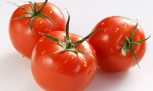 Cà chua: Trong cà chua có chứa hàm lượng lớn vitamin E, giúp thúc đẩy sự tăng trưởng và làm tăng độ đàn hồi của mô ngực. Vitamin B1 và C trong cà chua còn hỗ trợ cho quá trình hấp thu dưỡng chất, giúp cải thiện vòng một tự nhiên. Chất xơ trong cà chua cũng giúp hấp thụ lượng mỡ thừa trong cơ thể và thải ra ngoài cùng với các độc tố.