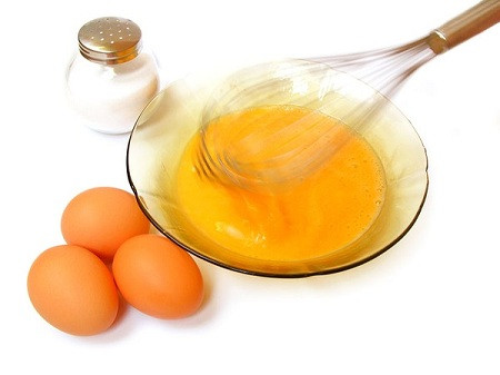 Trứng gà. Lấy một quả trứng gà trộn với một thìa cà phê sữa đặc, thêm chừng đó mật ong (nếu không ăn được ngọt bạn có thể gia giảm) cho vào nồi cơm hấp ăn hằng ngày. Trứng gà và sữa sẽ cung cấp protein, chất béo cho các mô mỡ hình thành ở ngực. Trứng gà cũng là một sự lựa chọn thông minh để giảm cân, tuy nhiên để giảm cân nhanh và hiệu quả cần phải có phương pháp và liều lượng hợp lý.