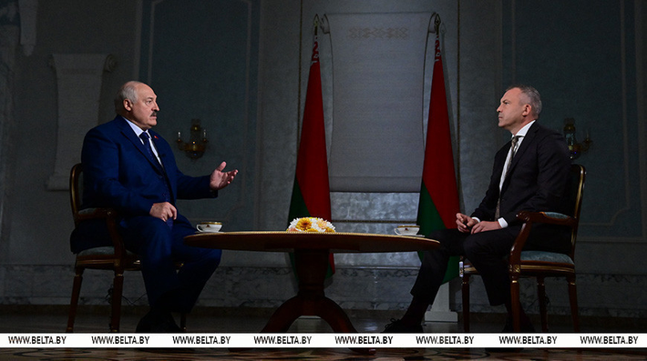Ngoài ra, ngày 15/8, giờ địa phương, Tổng thống Belarus Lukashenko đã nhận lời phỏng vấn độc quyền với Kênh 1 (Rossiya-1) của Nga, thảo luận về hợp tác giữa Belarus và Nga, tình hình và giải pháp xung đột Nga-Ukraine, tình hình về biên giới Belarus-Ukraine và phản ứng của các nước phương Tây cũng như các chủ đề khác, đồng thời trả lời các câu hỏi. Ảnh: Thông tấn xã Belarus.