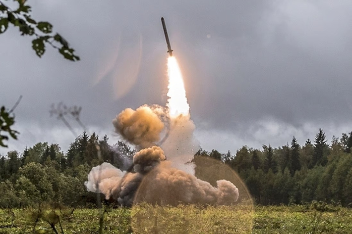 Ông Lukashenko nhấn mạnh, người Ukraine, Nga và Belarus không cần xung đột nhưng phương Tây không muốn họ ngồi lại đàm phán để giải quyết vấn đề. Ông Lukashenko cũng đưa ra những dẫn chứng cho thấy các quan chức cấp cao của Mỹ đã công khai nói rằng người phương Tây muốn người Nga và người Ukraine giết lẫn nhau. Ảnh: Bộ Quốc phòng Nga.