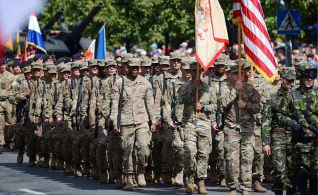 Và trong khi Tổng thống Biden đã nói rõ rằng ông không có ý định triển khai quân đội Mỹ đến Ukraine để giúp chống lại một cuộc xâm lược từ Nga. Trong tuần này, ông Biden cho biết rằng có thể gửi thêm quân đến các đồng minh Đông Âu đang lo lắng về những bước tiến của Nga.