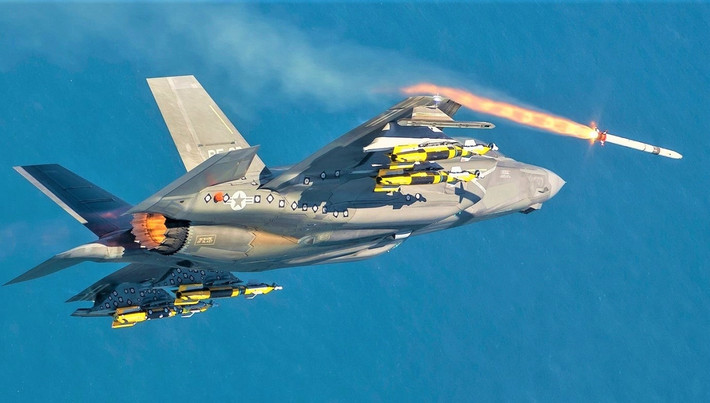F-35 đã từng tham chiến ở Afghanistan, tấn công IS ở Syria và Iraq, nhưng trong cả hai trường hợp các cuộc tấn công đều không thể đánh giá hết được khả năng của máy bay, vì kẻ thù không có hệ thống phòng không. F-35 vẫn chưa có cơ hội đối đầu với một đối thủ ngang hàng vận hành các hệ thống phòng không và máy bay chiến đấu tiên tiến như Nga.