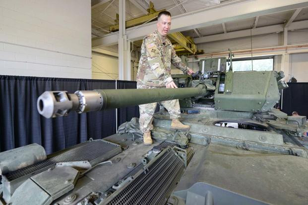 Pháo 30 mm XM-813 của Stryker Dragoon được thiết kế để chống lại các phương tiện bọc thép hạng nhẹ của đối phương, bao gồm xe chiến đấu bộ binh BMP-2, BMP-3 của Nga và xe bọc thép bánh lốp BTR-80.