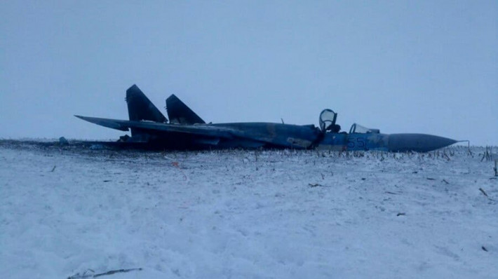Các máy bay Su-27 trong Không quân Ukraine có từ những năm 1980 và đã có rất ít cải tiến về hiệu suất của máy bay. Các cảm biến, tên lửa và các biện pháp đối phó tác chiến điện tử của máy bay lạc hậu hơn so với các máy bay chiến đấu tiền tuyến của Nga như Su-30SM và Su-35.