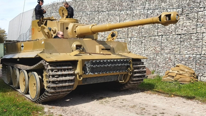 Hai điểm mạnh nhất của Tiger là pháo chính và giáp dày của nó. Pháo chính 88mm KwK 36 L/56 là loại súng chống tăng mạnh nhất của Đức, nó có khả năng xuyên 112 mm giáp ở khoảng cách 1.400 mét. Tiger I có lớp giáp chất lượng tốt nhất so với bất kỳ loại xe tăng nào của Đức.