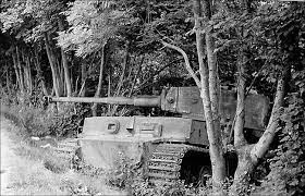 Do ưu thế trên không của Đồng minh, những chiếc xe tăng Tiger ở Normandy và Pháp được sử dụng chủ yếu trong vai trò phòng thủ. Nhiên liệu cho Tiger phải dùng tiết kiệm vì xe tăng Tiger thường tiêu thụ một lượng lớn xăng.