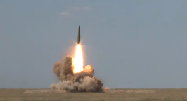 Điều này nghĩa là nếu THAAD được triển khai gần biên giới Nga, thì các cuộc tấn công của Nga bằng tên lửa đạn đạo Iskander, tên lửa siêu thanh Kinzhal hoặc trực thăng tấn công Ka-52 cũng sẽ khiến hệ thống bị vô hiệu hóa nhanh chóng.