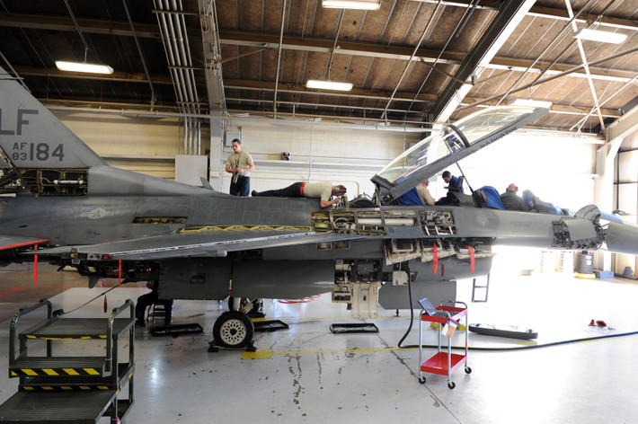 Ngoài ra, F-16IQ còn gặp nhiều vấn đề với khả năng hoạt động của nó, loại máy bay này có tỷ lệ va chạm cao và dễ rơi, cũng như bảo trì rất kém. Những yếu tố này phần lớn là do chính quân đội Iraq, nhưng thực tế là yêu cầu bảo dưỡng của F-16IQ cao hơn nhiều so với máy bay phản lực T-50 của Hàn Quốc.