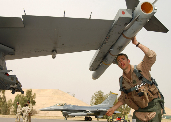 Các máy bay chiến đấu này là biến thể F-16 hiện đại duy nhất không được trang bị tên lửa không đối với AIM-120, thay vào đó được trang bị tên lửa AIM-7 Sparrow từ thời Chiến tranh Lạnh dành cho các cuộc giao tranh tầm trung và tên lửa AIM-9L/M dành cho các trận chiến tầm gần.