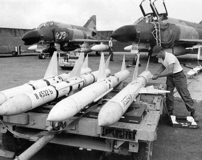 AIM-7 là loại tên lửa không đối không tầm trung dẫn hướng bằng radar bán chủ động, tên lửa cần có các biện pháp đối phó tác chiến tầm xa như hệ thống radar đủ mạnh để tạo ra mối đe dọa đối với bất kỳ máy bay chiến đấu nào như là máy bay chiến đấu F-16I của Israel hoặc máy bay phản lực F-15SA của Arab Saudi - nghĩa là phi đội F-16IQ có rất ít tiện ích trong vai trò không chiến.
