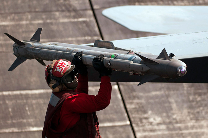 Hơn thế nữa, tên lửa AIM-9L/M thiếu khả năng bắt mục tiêu từ xa và khả năng điều khiển kém hơn nhiều so với loạt tên lửa AIM-9X hoặc tên lửa R-73 của Nga, được trang bị trên máy bay phản lực MiG-29SMT của nước láng giềng như Syria và Iran.