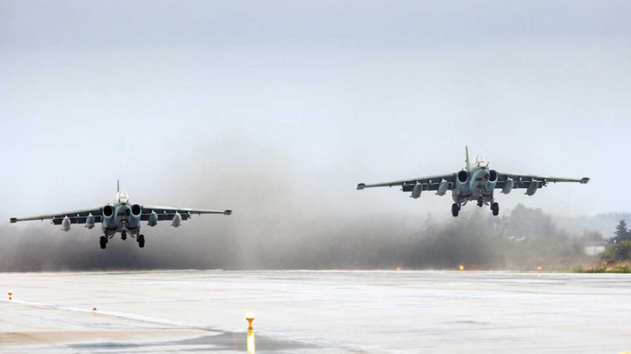 Vào mùa xuân năm ngoái, Nga cũng đã bố trí các máy bay Su-25 tại các sân bay gần Ukraine, đến tháng 5 lại đưa về vị trí đóng quân ban đầu. Tối đa chỉ mất vài ngày để huy động số máy bay Su-25 trở lại biên giới. Một phi đội Su-25 gần đây đã được triển khai tới Belarus để tham gia một cuộc tập trận và có thể sẽ ở lại để sẵn sàng chiến đấu nếu xung đột nổ ra.