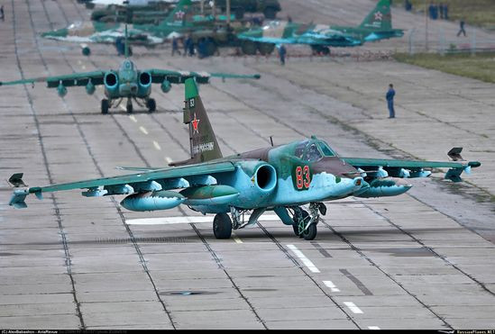 Về phần mình, lực lượng không quân Nga có gần 200 chiếc Su-25 đang biên chế trong 4 trung đoàn cộng với một phi đội độc lập, tất cả đều thuộc Quân khu phía Nam, lực lượng này của Nga nằm trong phạm vi dễ dàng tấn công của Ukraine.